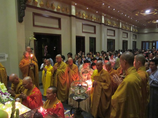 Kien Giang: Buddhist summer retreat lights candles and prays for peace in the East Sea.